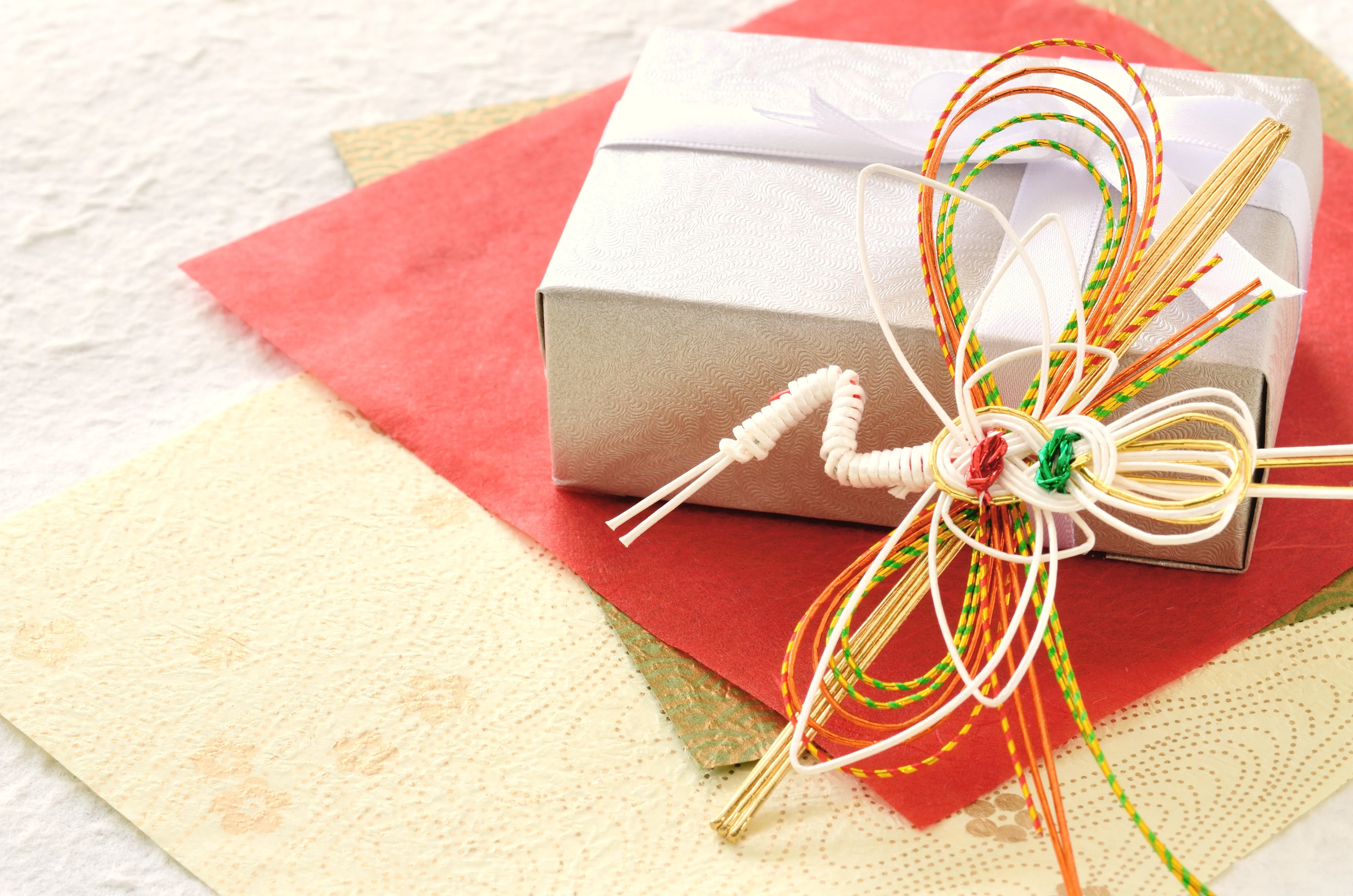 結婚式の引き出物とは？意味や金額相場・贈り分けのマナーを徹底解説