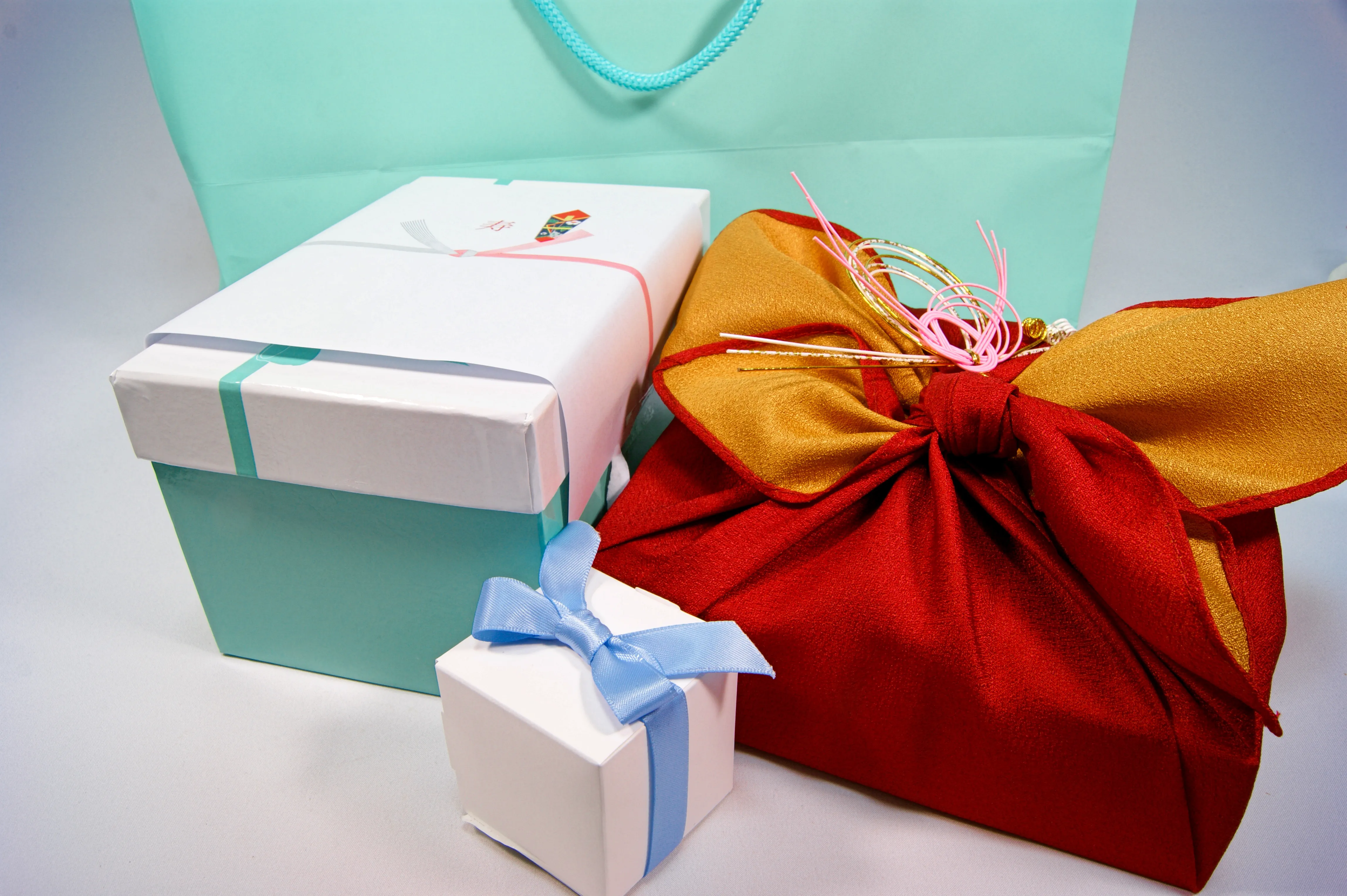 両親へ引き出物が必要かは主催者によって異なる