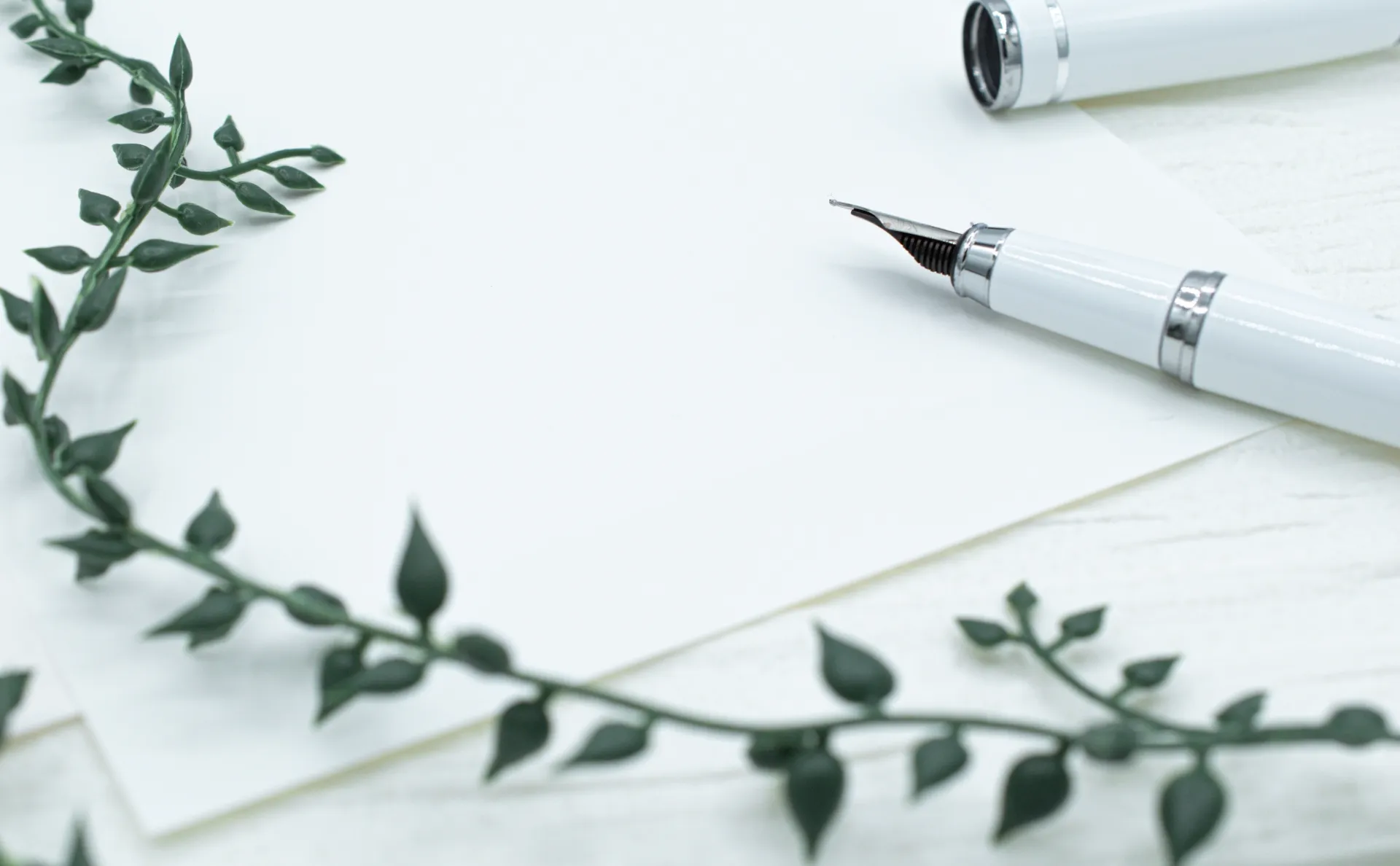 結婚式招待状の返信ハガキを書く前の準備と基本ルール