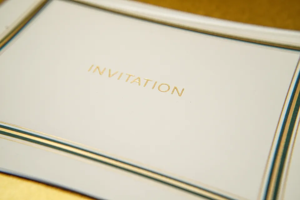 「Invitation」と書かれた招待状