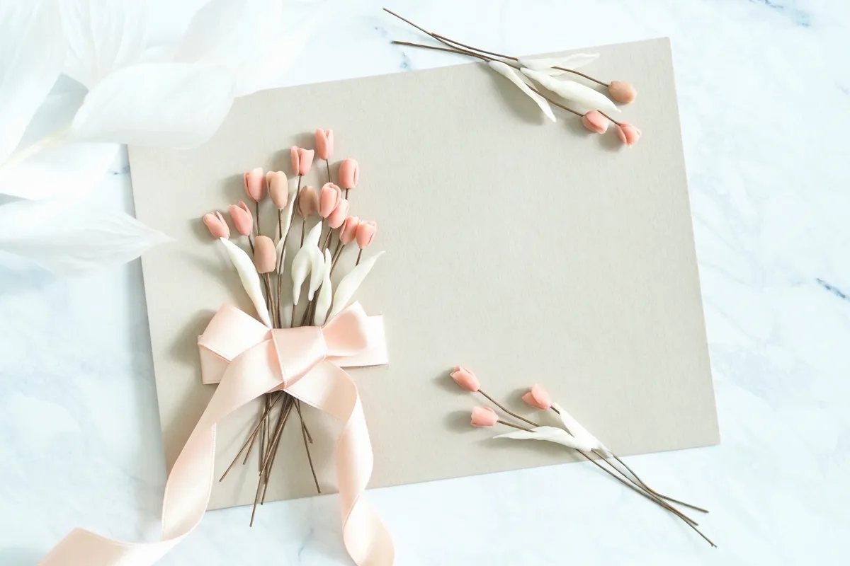 チューリップの花束と封筒